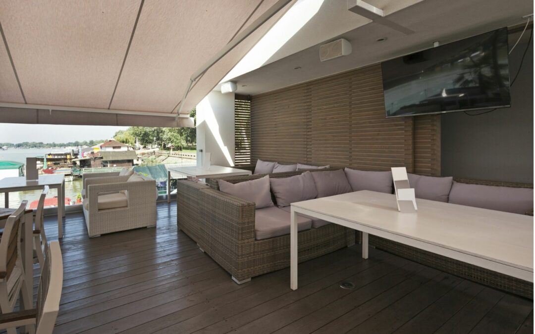 Taras – jak funkcjonalnie udekorować nasz salon pod chmurką?